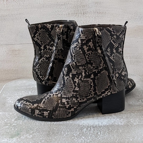 Old Navy Black and Gray Snakeskin Patterned Boots Size 8.5 NWOT - Picture 2 of 5